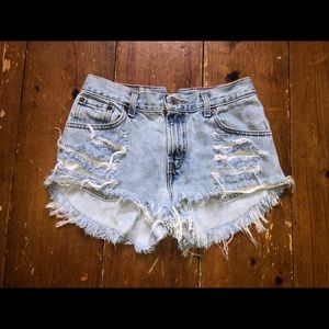 Adorable, light wash, cutoff levi shorts.